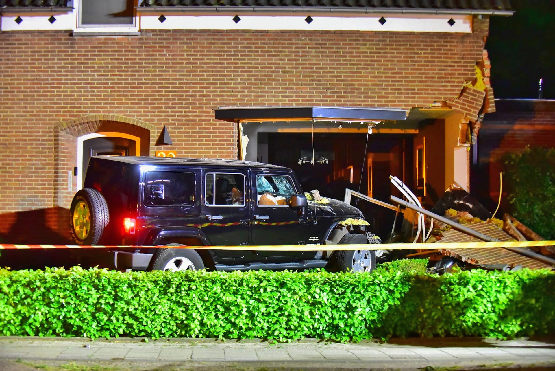 Auto rijdt woning binnen, schade is enorm