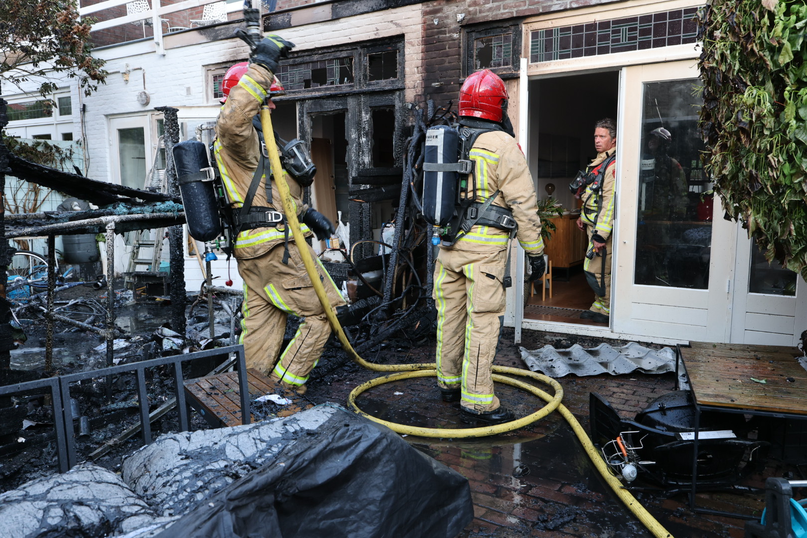 Felle brand verwoest benedenverdieping van woning