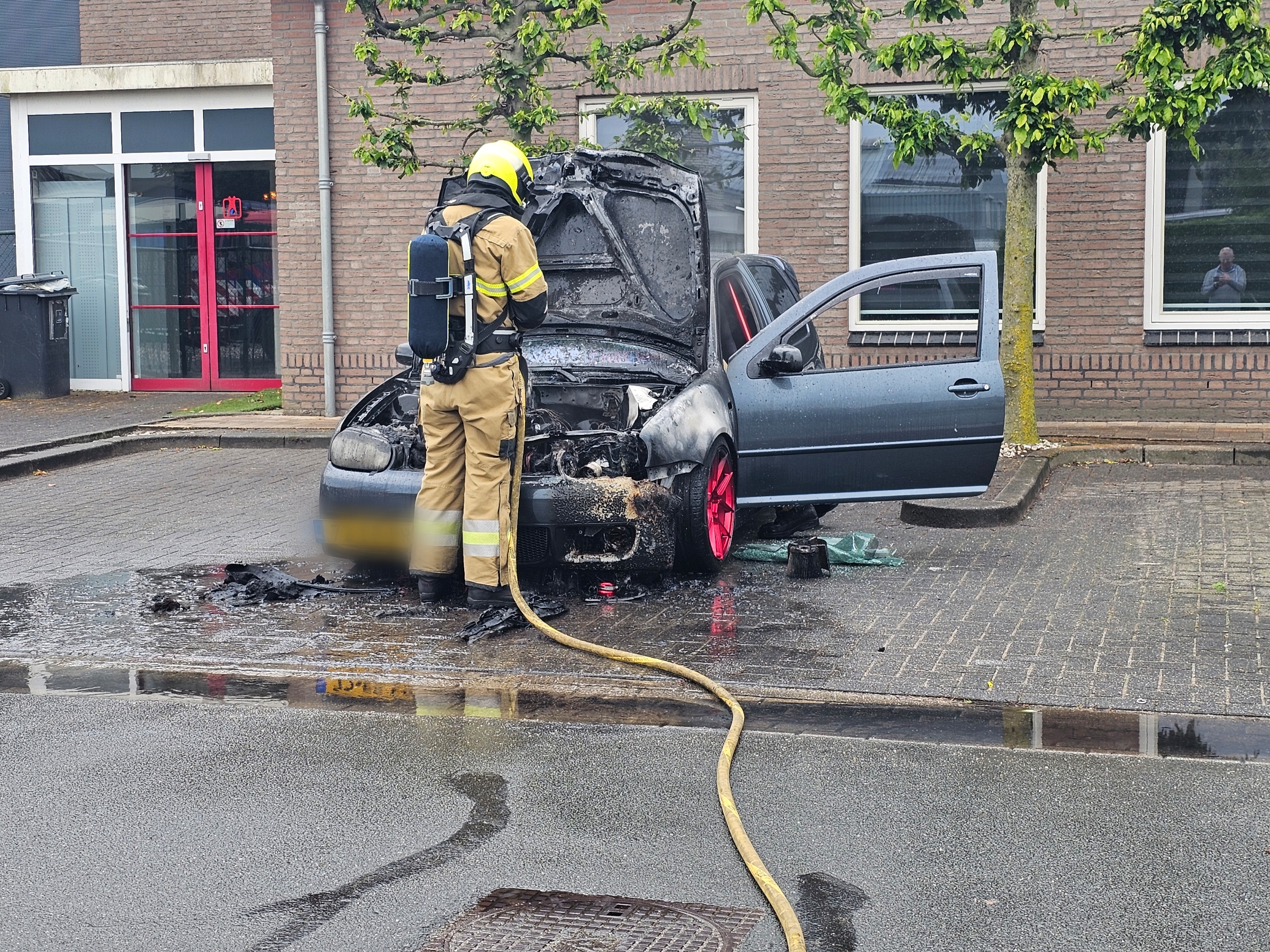 Geparkeerde auto door brand verwoest
