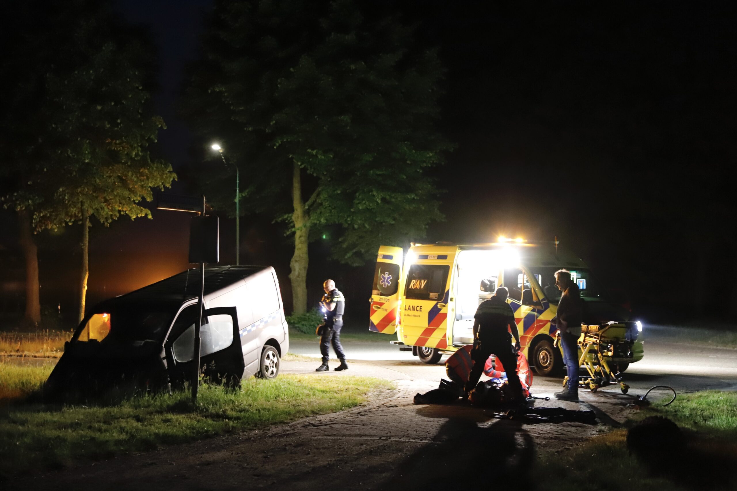Krantenbezorger belandt in sloot en raakt gewond