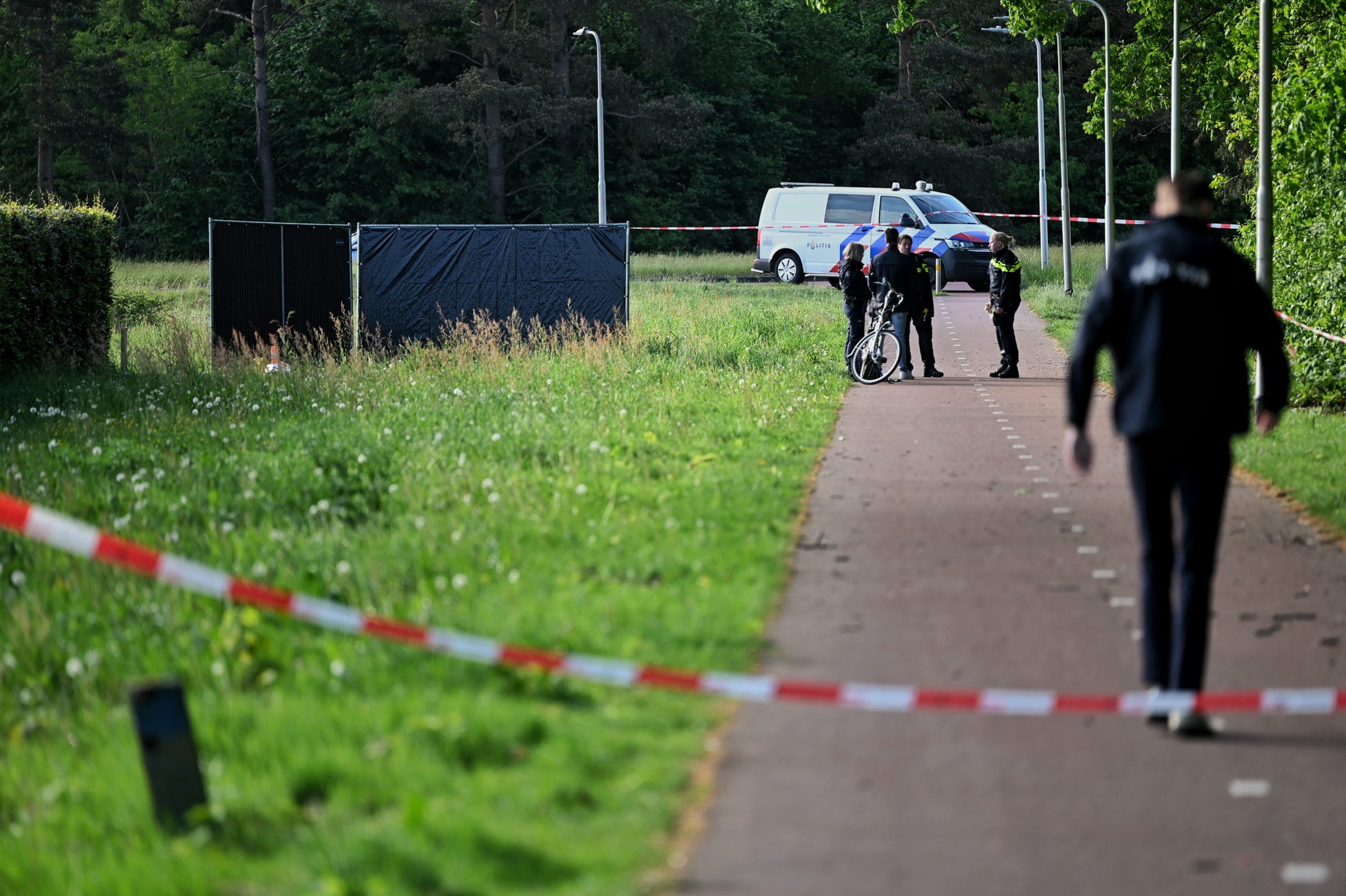 Lichaam aangetroffen, omgeving ruim afgezet