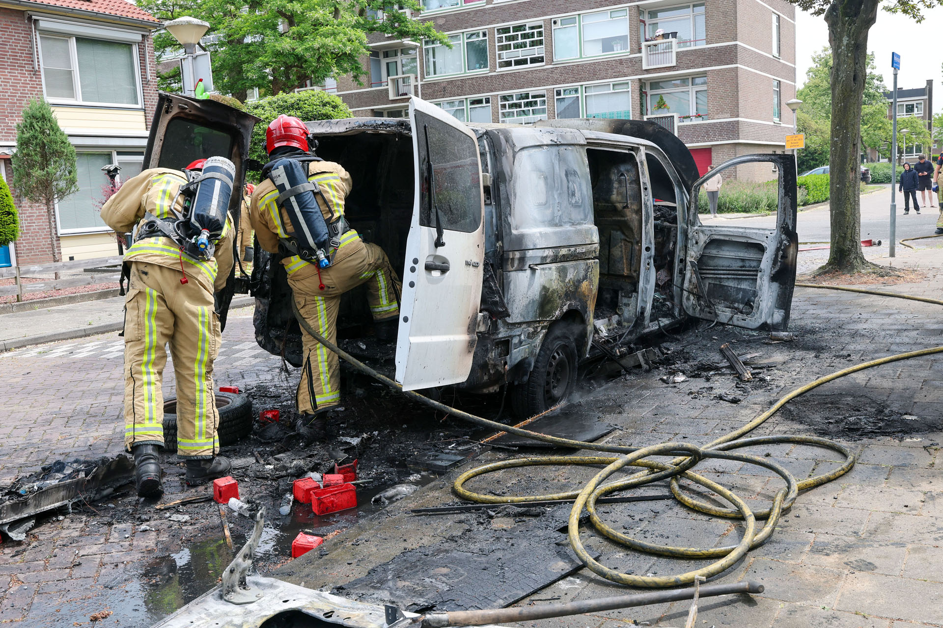 Bestelbus uitgebrand, mogelijk door technisch mankement