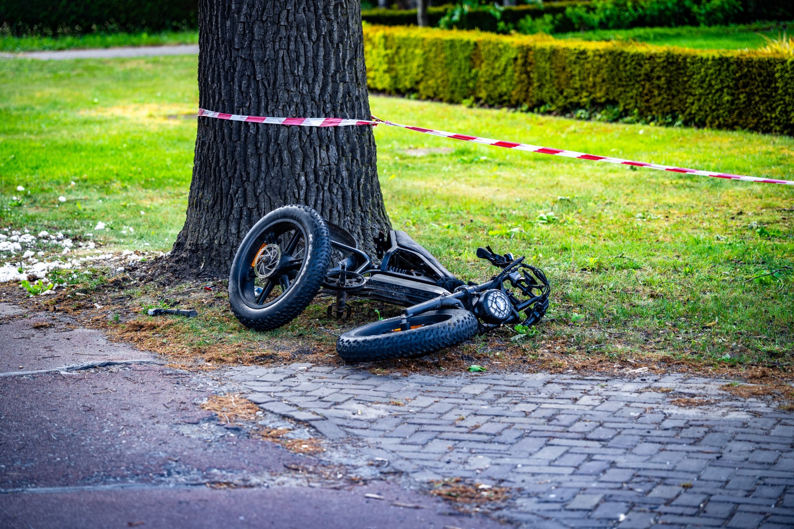 Ernstig ongeluk tussen fatbike en auto: jongen met spoed afgevoerd