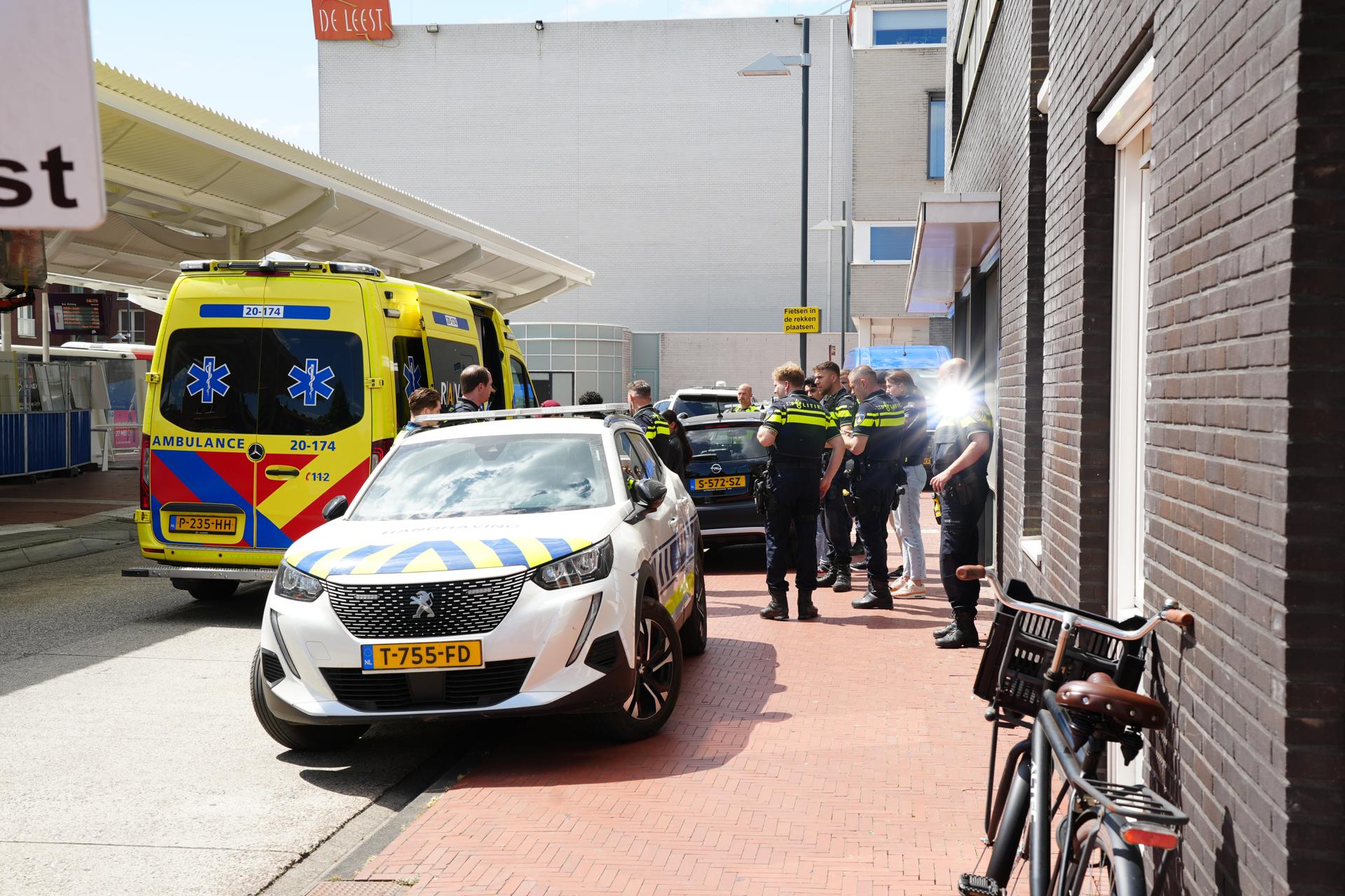 Gewonde man met steekwonden stapt uit bus, politie onderzoekt verband met steekpartij