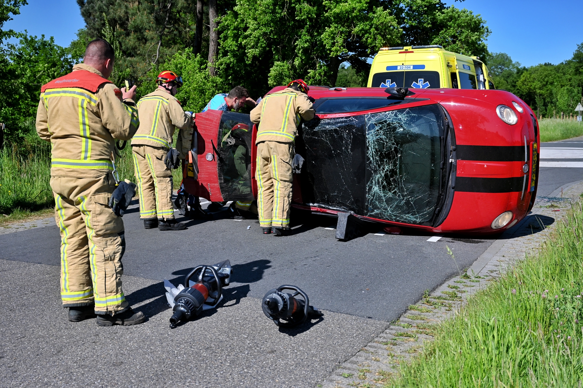 Vrouw gewond na botsing op kruising, auto belandt op zijkant