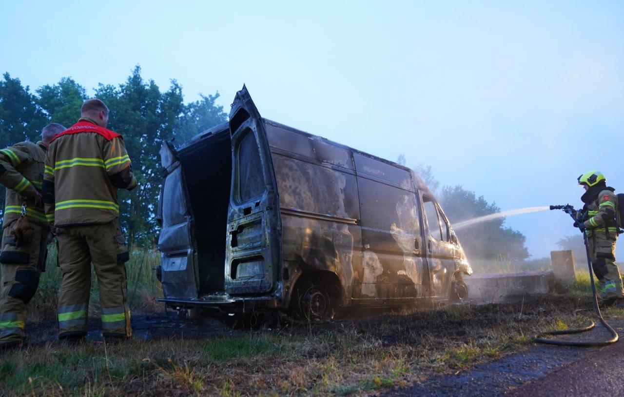 Gedumpte bestelbus uitgebrand aangetroffen