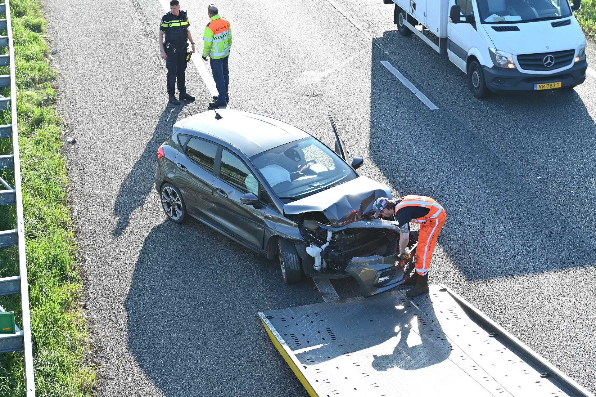 Auto botst op vangrail, lange file tot gevolg