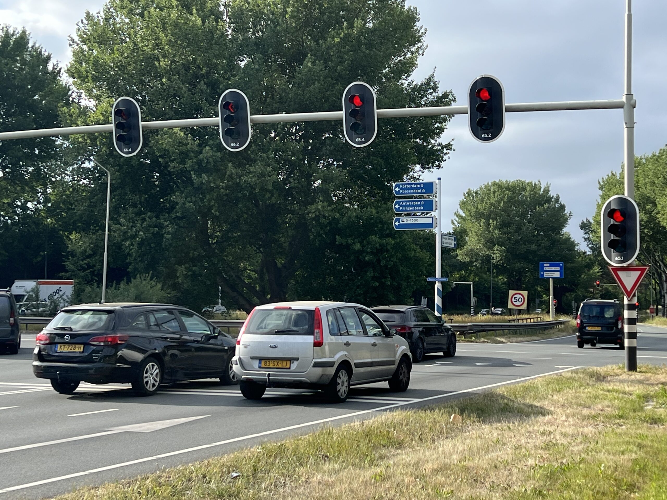 Verkeerslichten blijven op rood, politie regelt verkeer in Breda