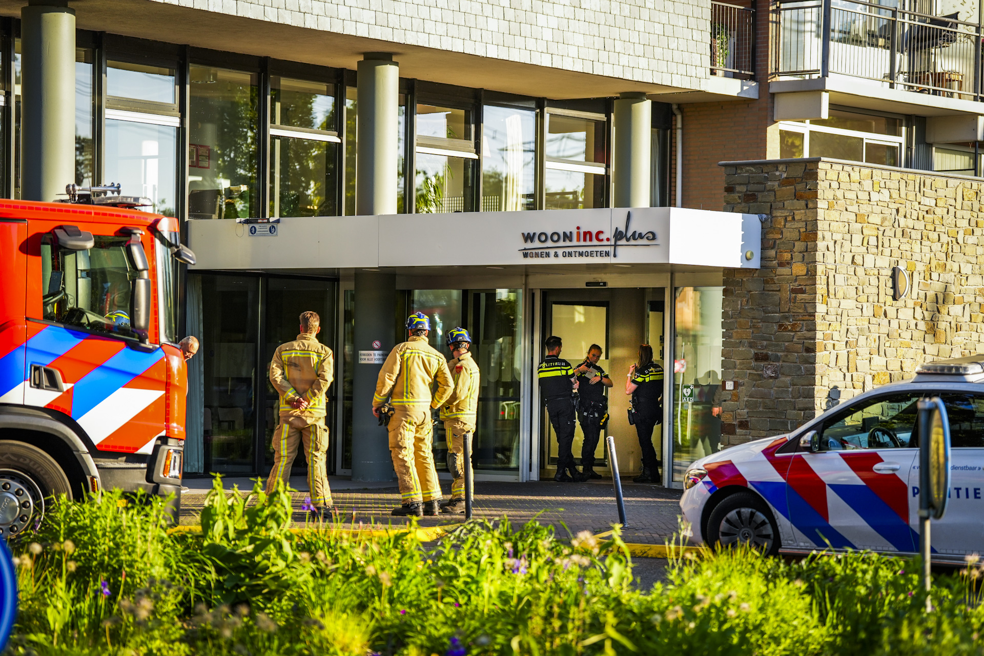 Hulpdiensten rukken massaal uit na gaslucht in seniorenflat, mogelijk mensen onwel