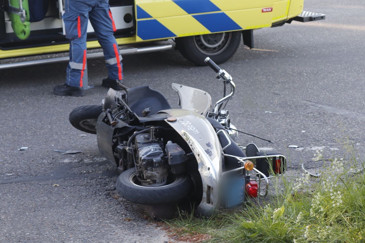 Scooterrijder gewond bij aanrijding met auto