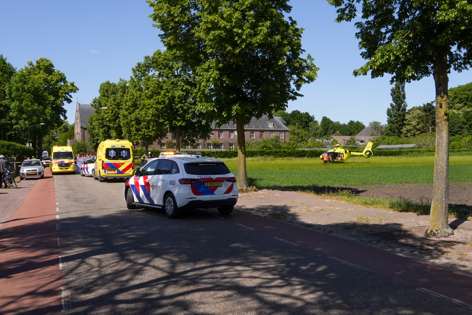 Fietsster ernstig gewond na aanrijding met auto, traumahelikopter geland