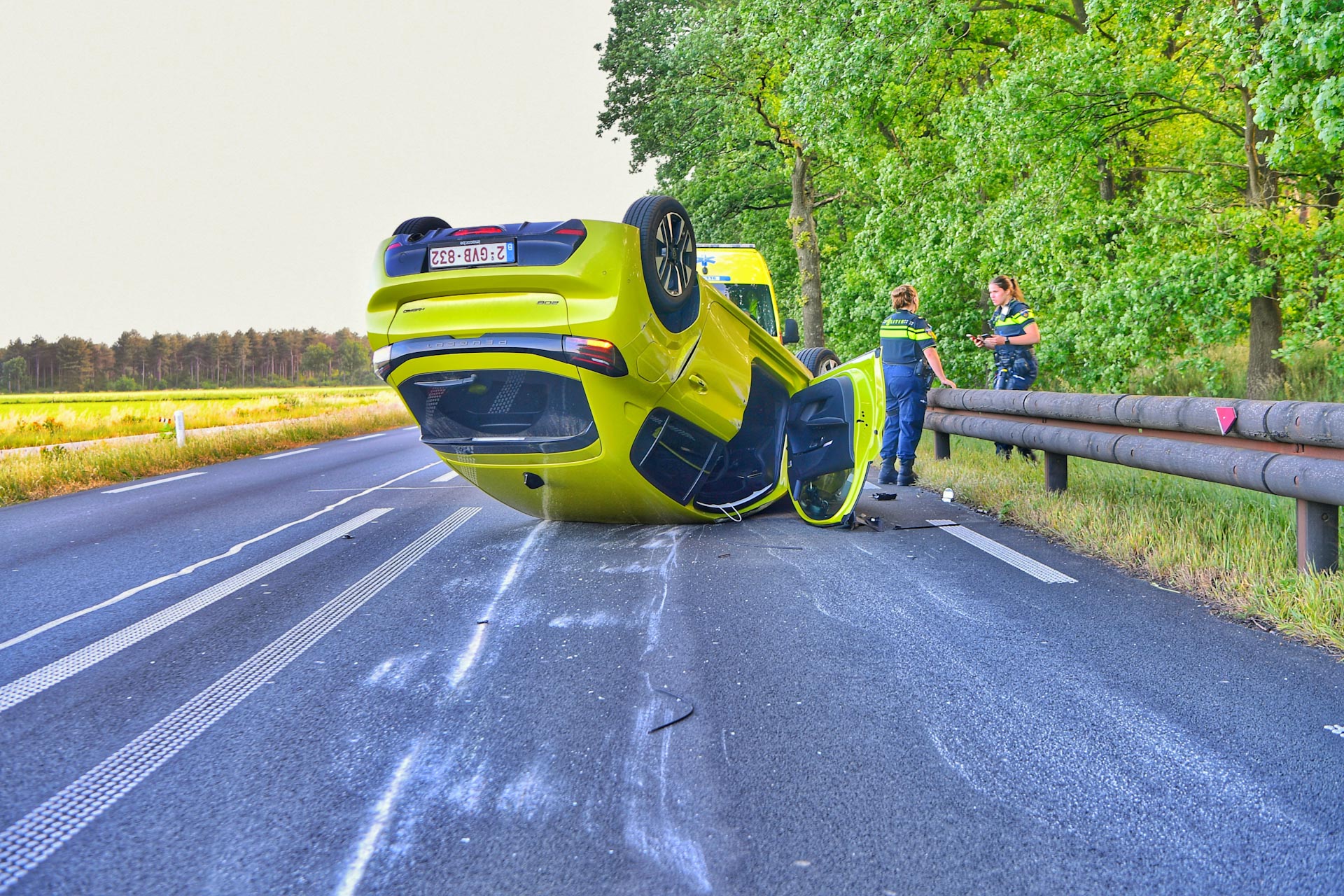Jongeman wilt flesje water pakken en crasht met gloed nieuwe auto