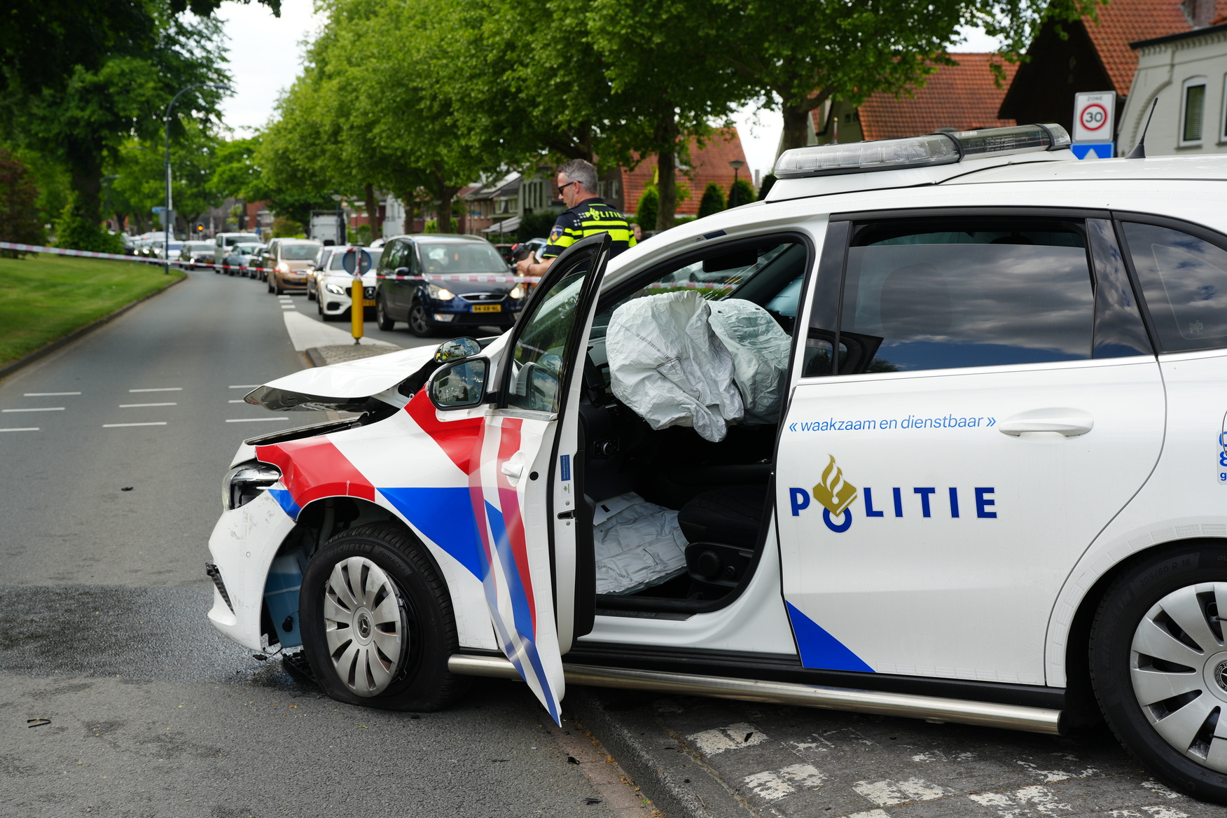 Twee agenten raken gewond bij botsing met auto