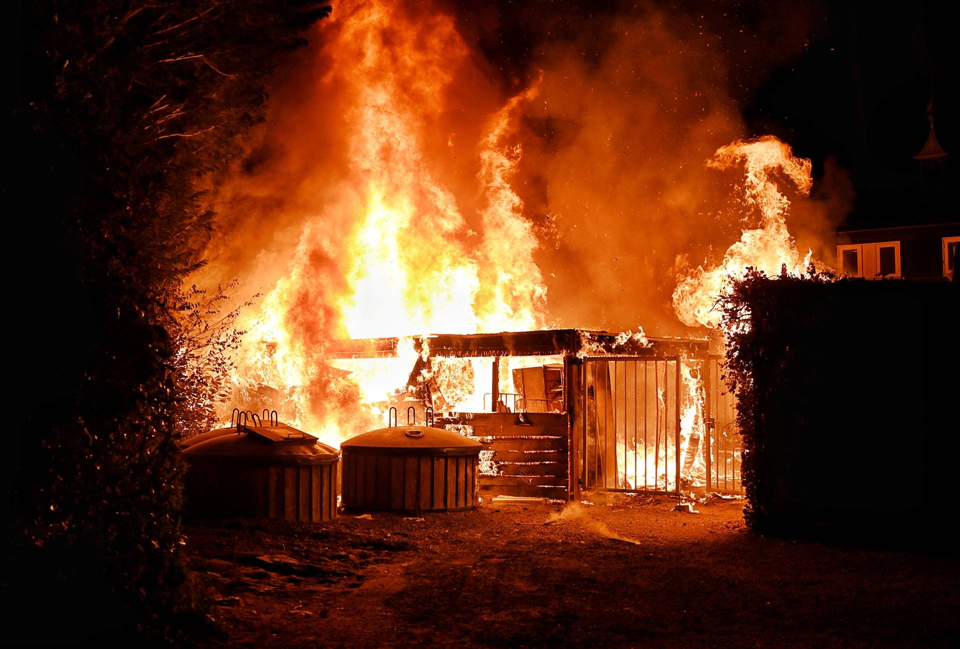 Grote brand verwoest bijgebouw van restaurant