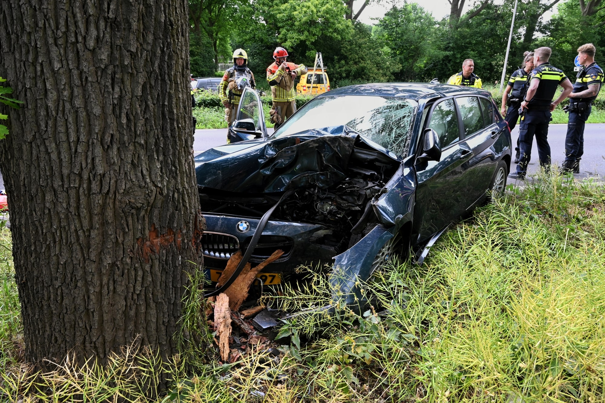 Gewonde na frontale aanrijding tegen boom