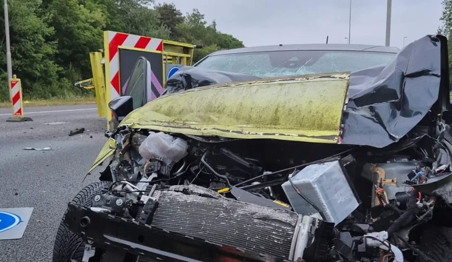 Ravage nadat automobilist tegen pijlwagen botst