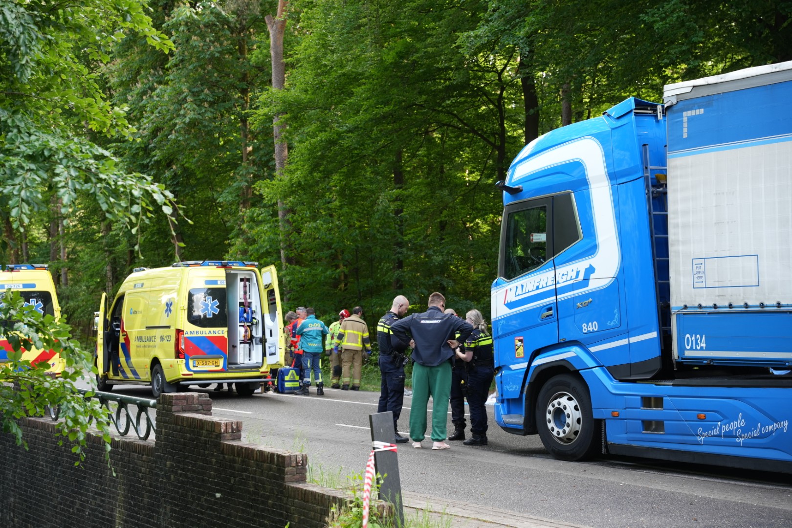 Fietser (73) overleden bij aanrijding met vrachtwagen