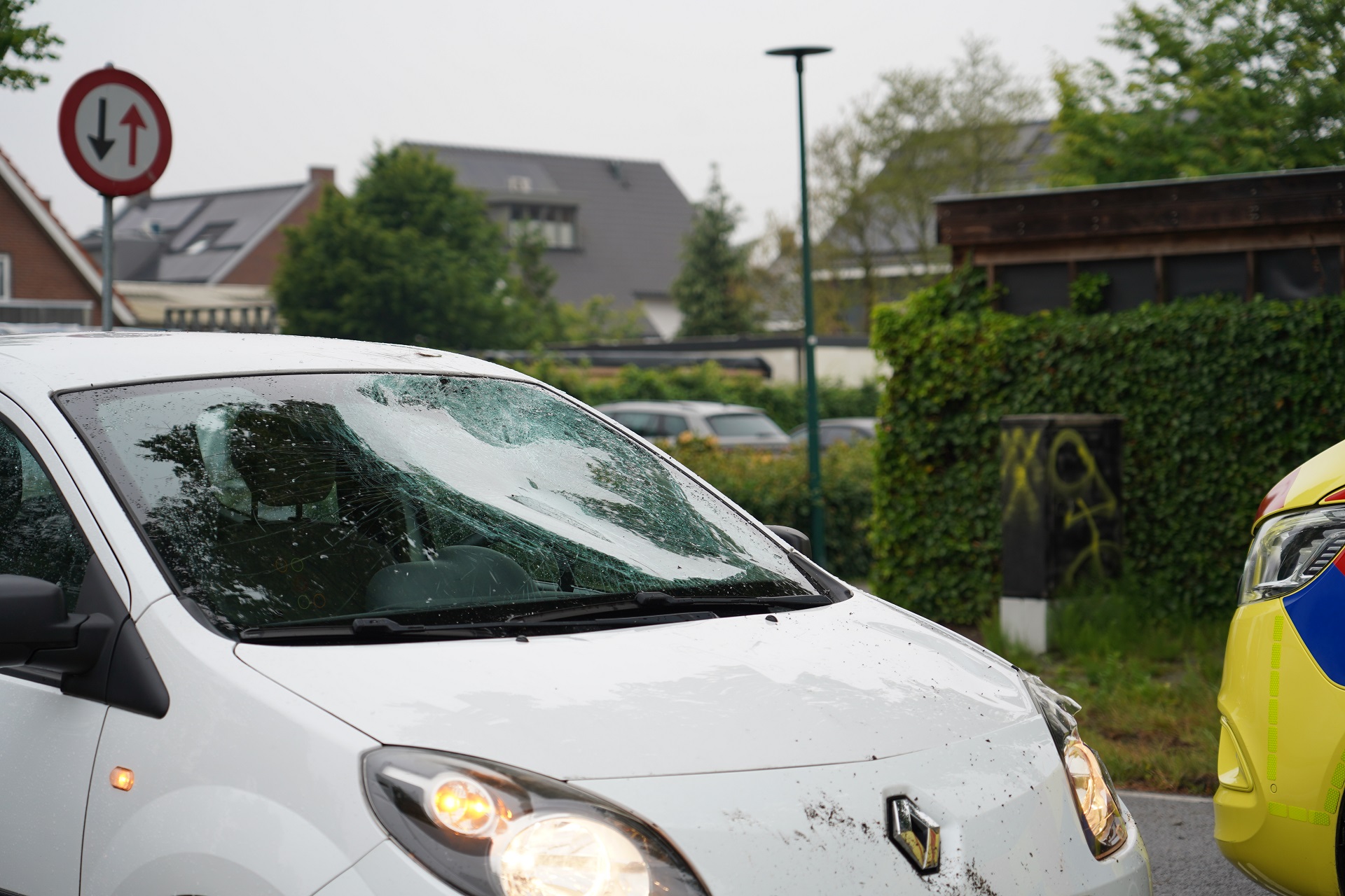 Fietsster gewond na aanrijding met auto, weg tijdelijk afgesloten