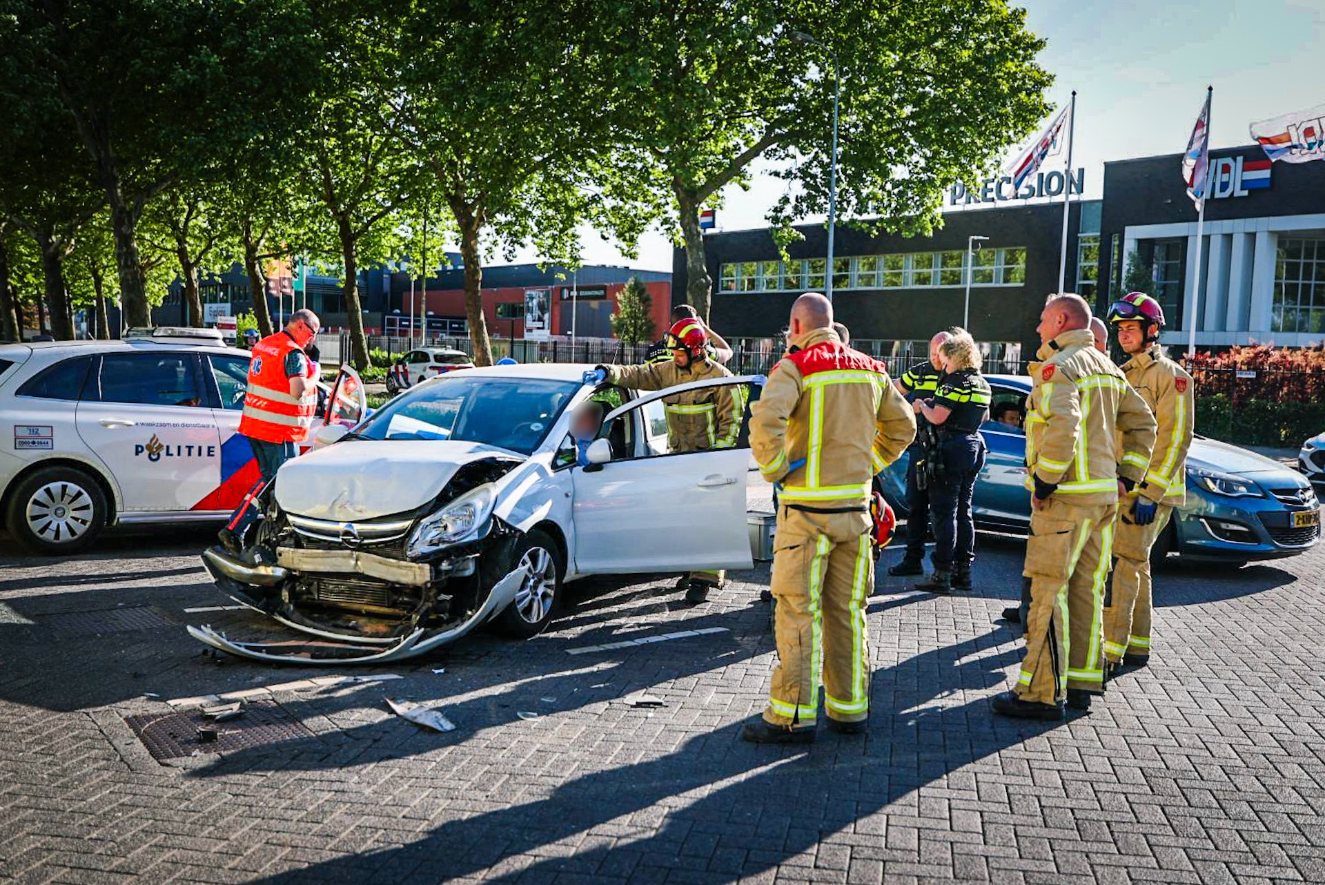 Botsing door voorrangsfout: bestuurster naar ziekenhuis