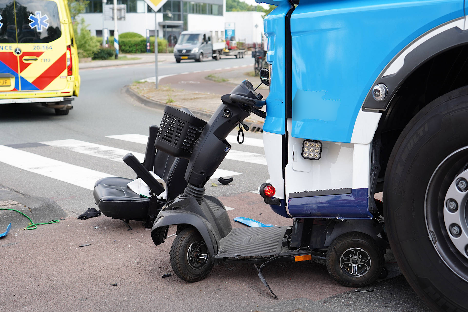 Vrouw gewond na aanrijding tussen scootmobiel en vrachtwagen
