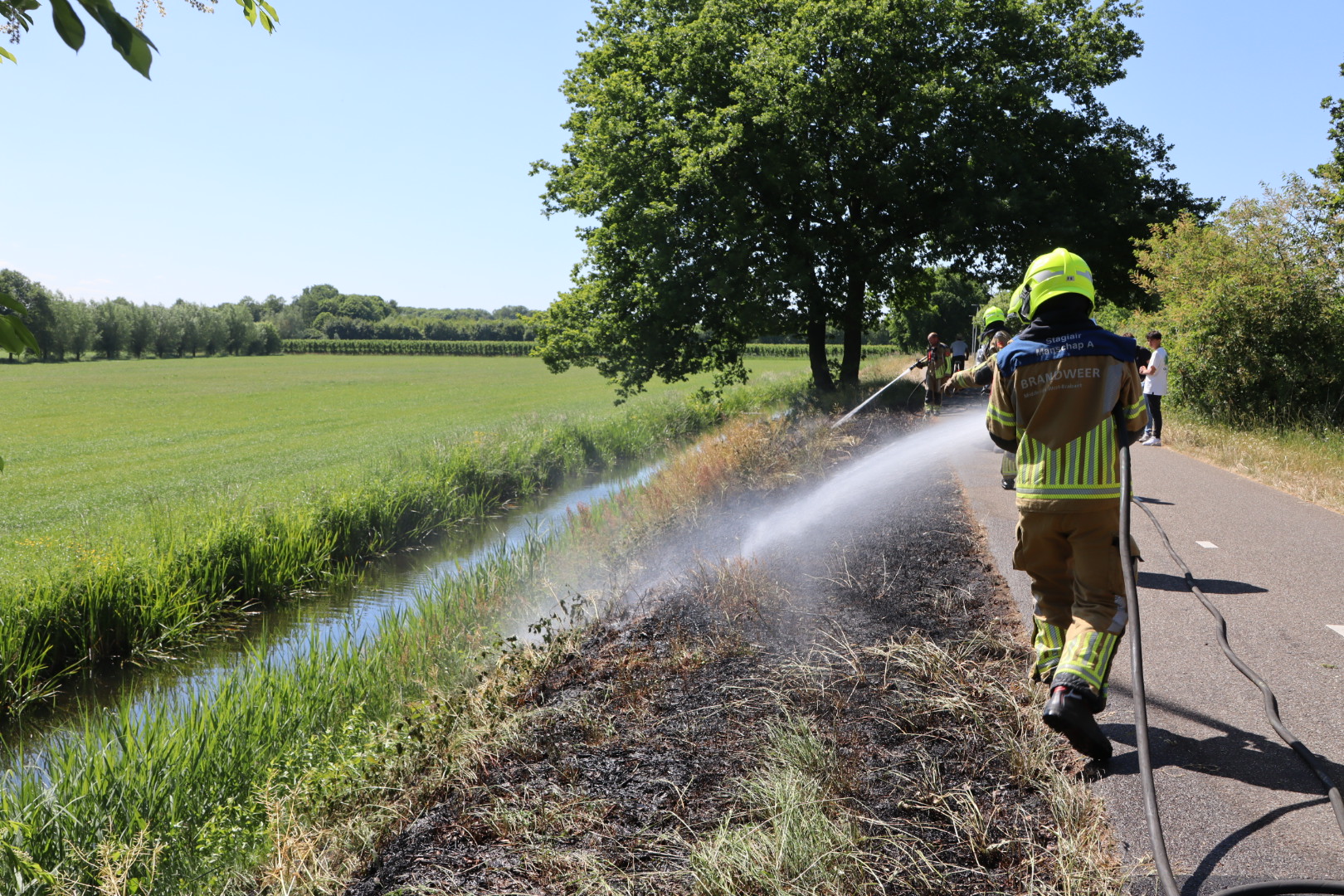 Fietser gewond bij bermbrand, brandweer verleent eerste hulp