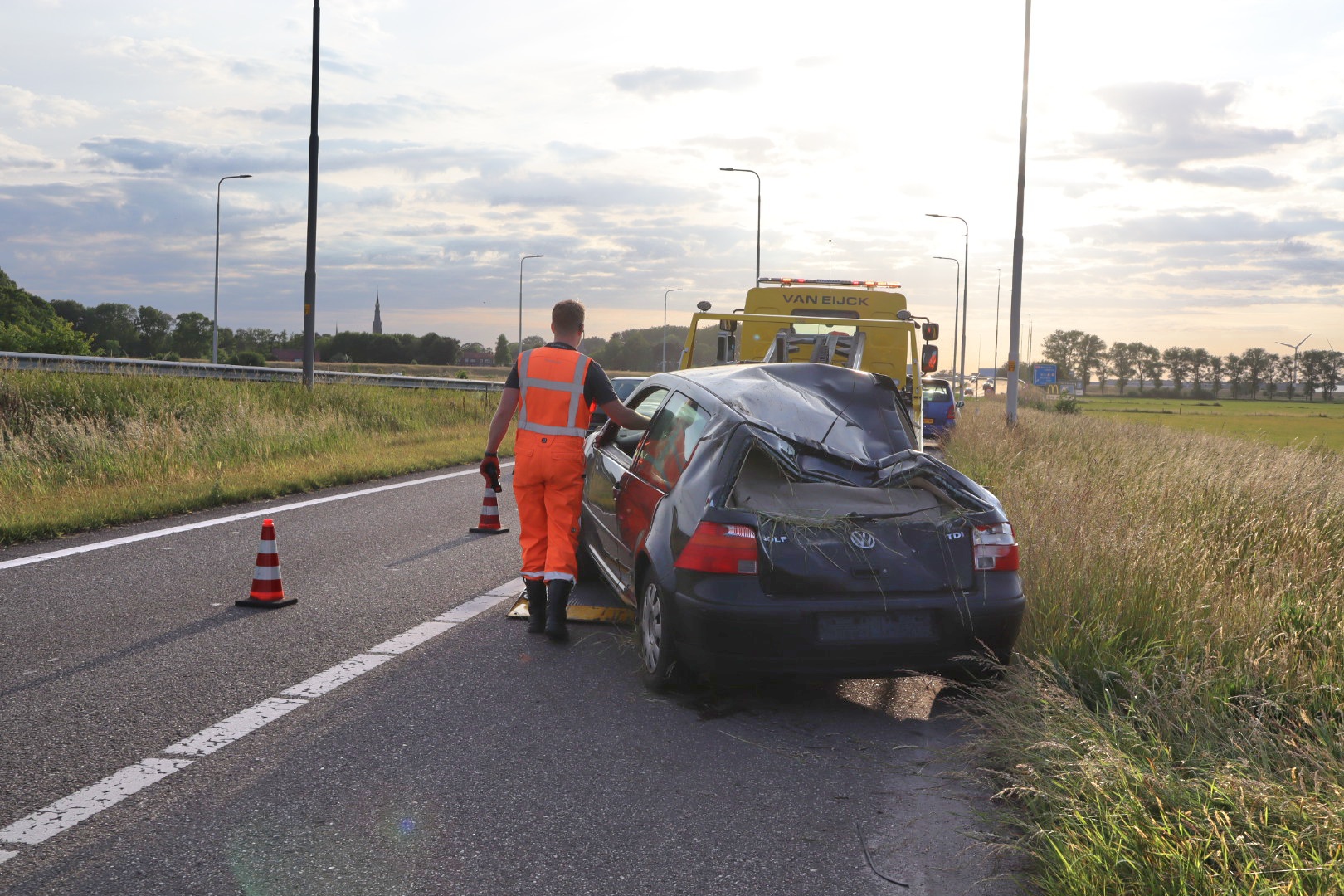 Auto belandt in sloot naast snelweg, bestuurder raakt gewond