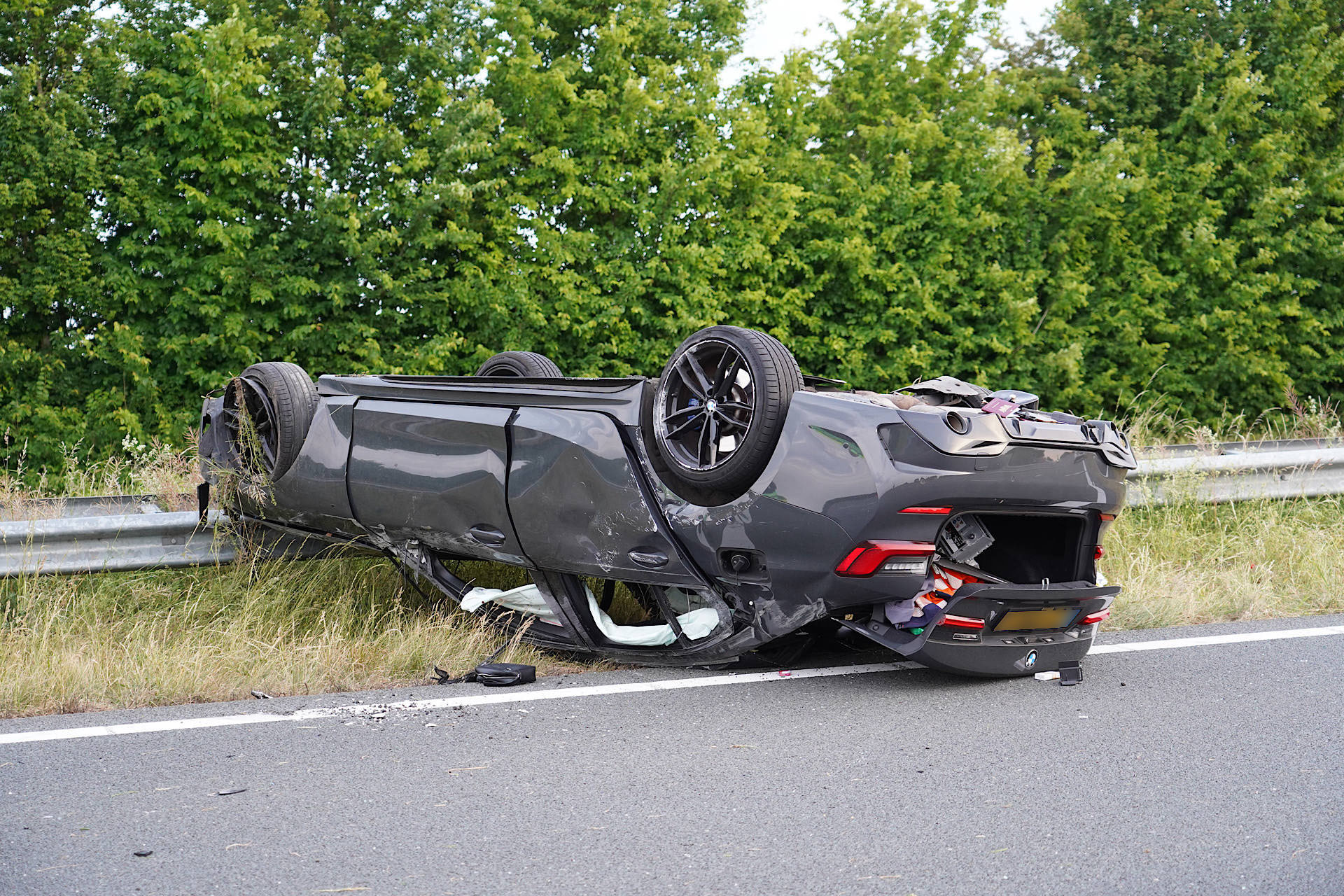 Auto crasht en slaat over de kop op snelweg