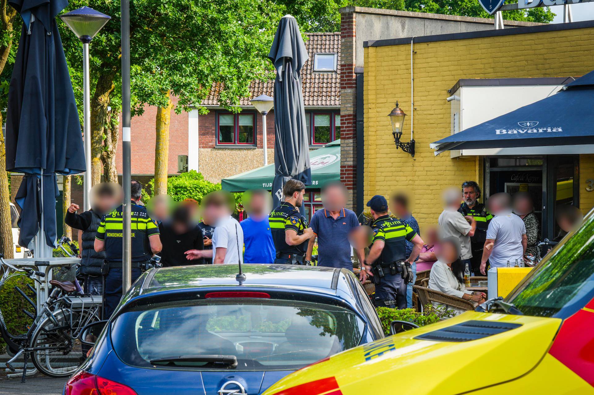 Man stormt met kapmes terras op en verwondt twee mensen