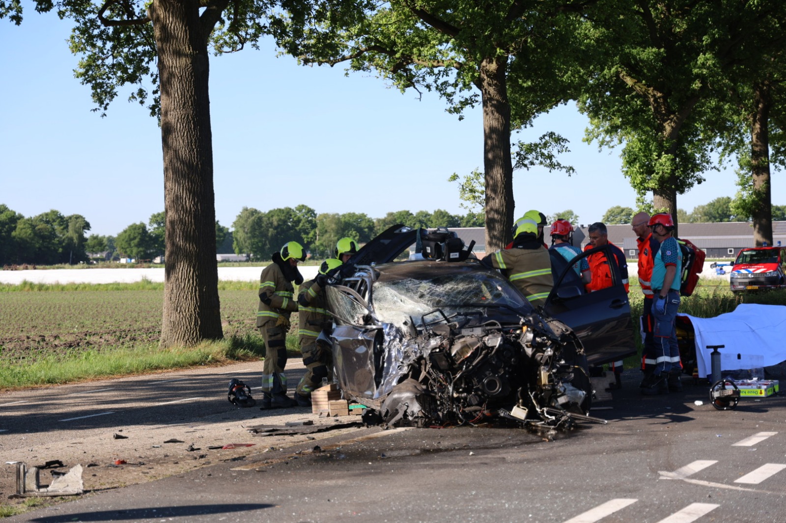 Zwaar ongeval tussen vrachtwagens en auto, traumaheli ter plaatse