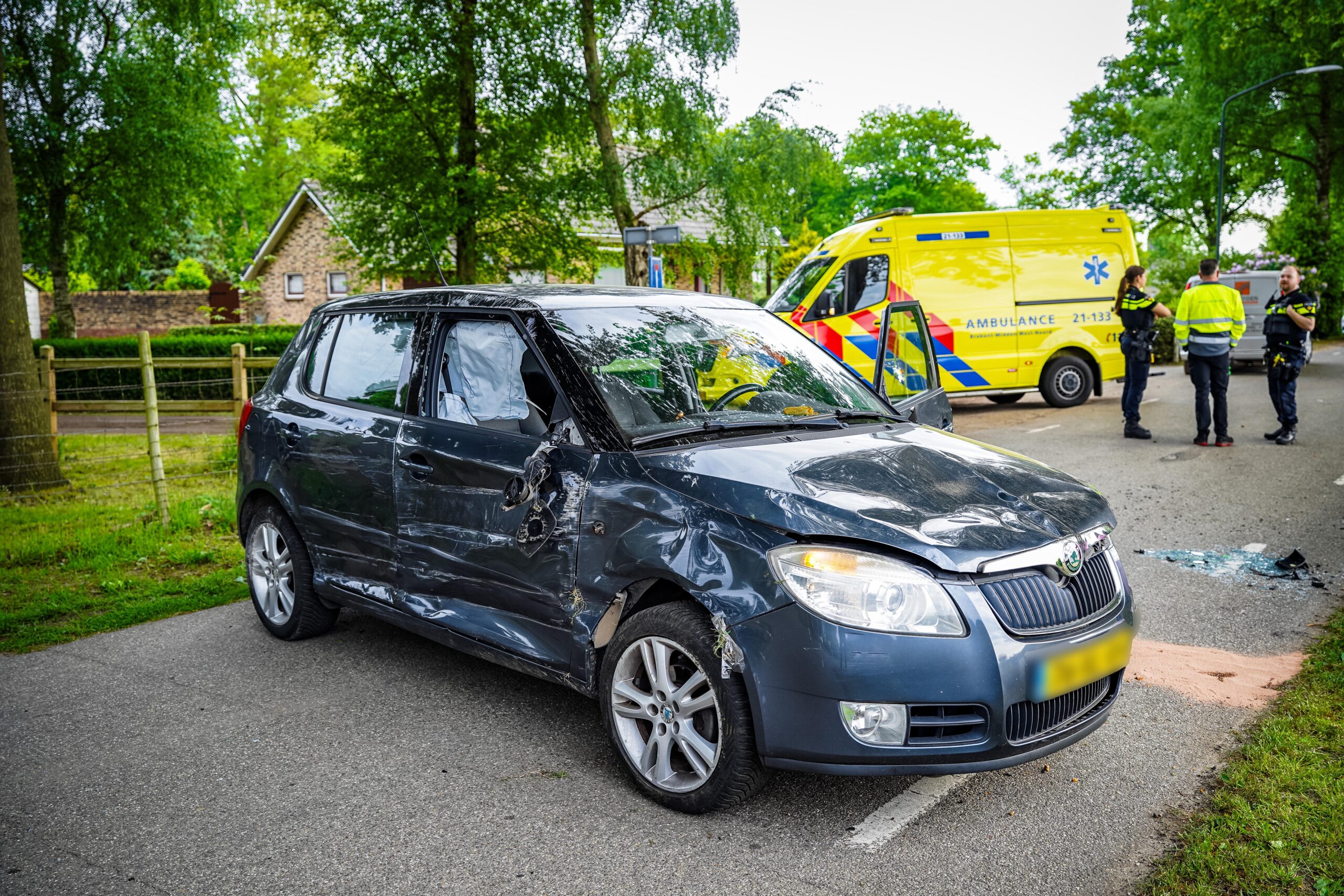 Auto raakt van de weg, komt tegen boom tot stilstand en slaat over de kop