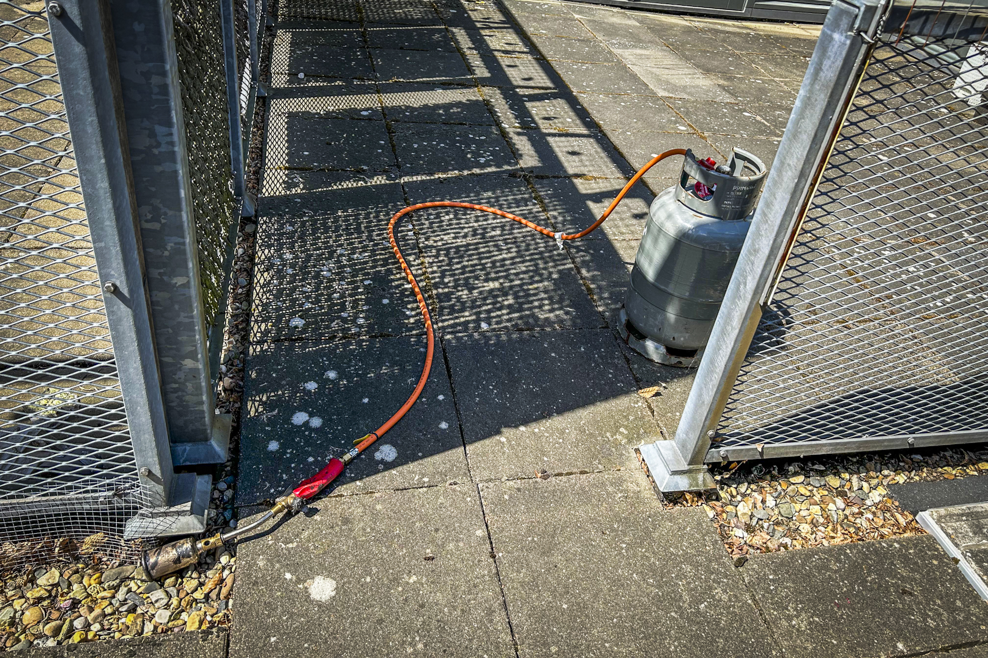 Brand op balkon slaat over naar berging door werkzaamheden met een brander
