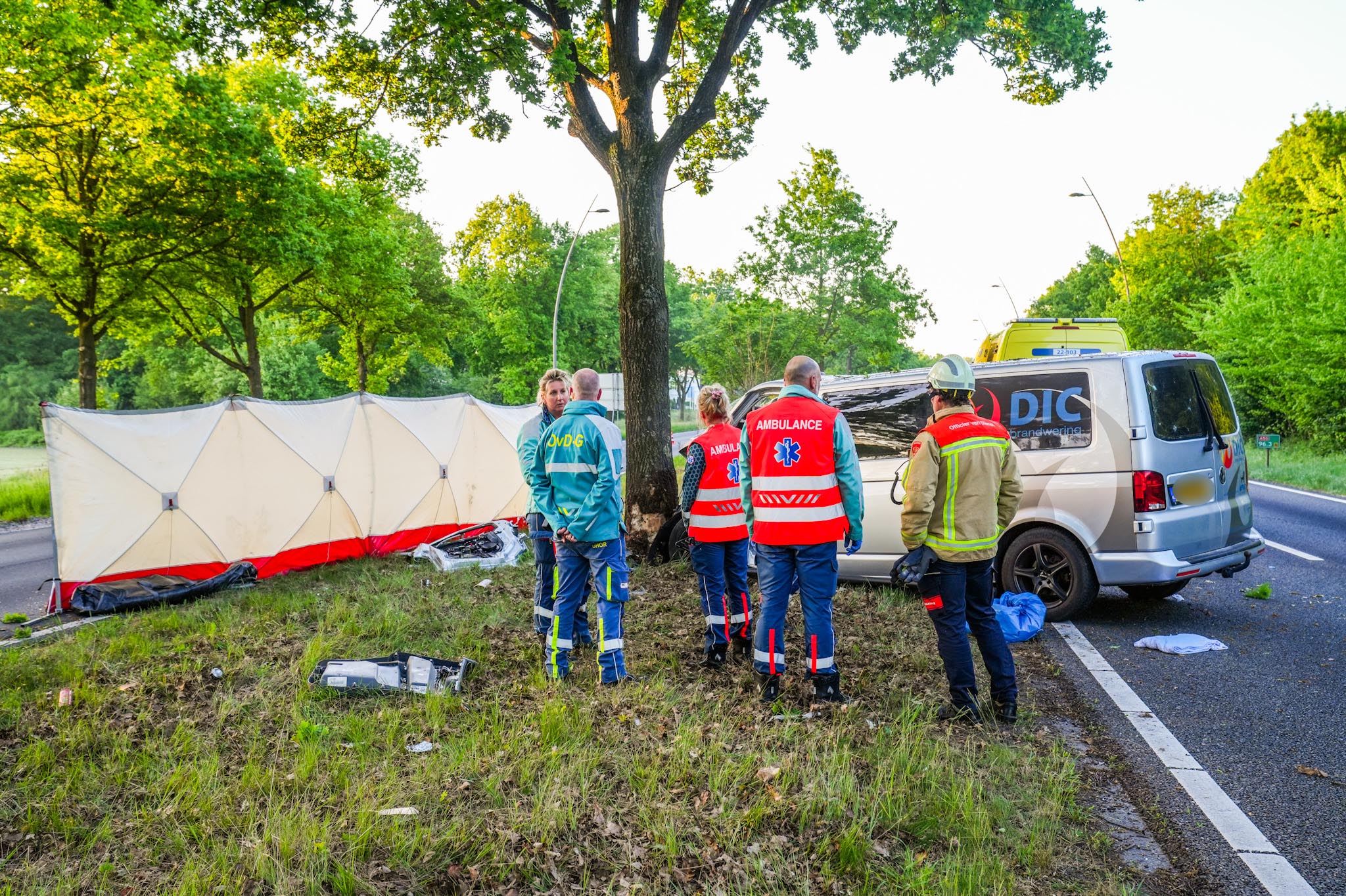 Dode bij ongeval tegen boom