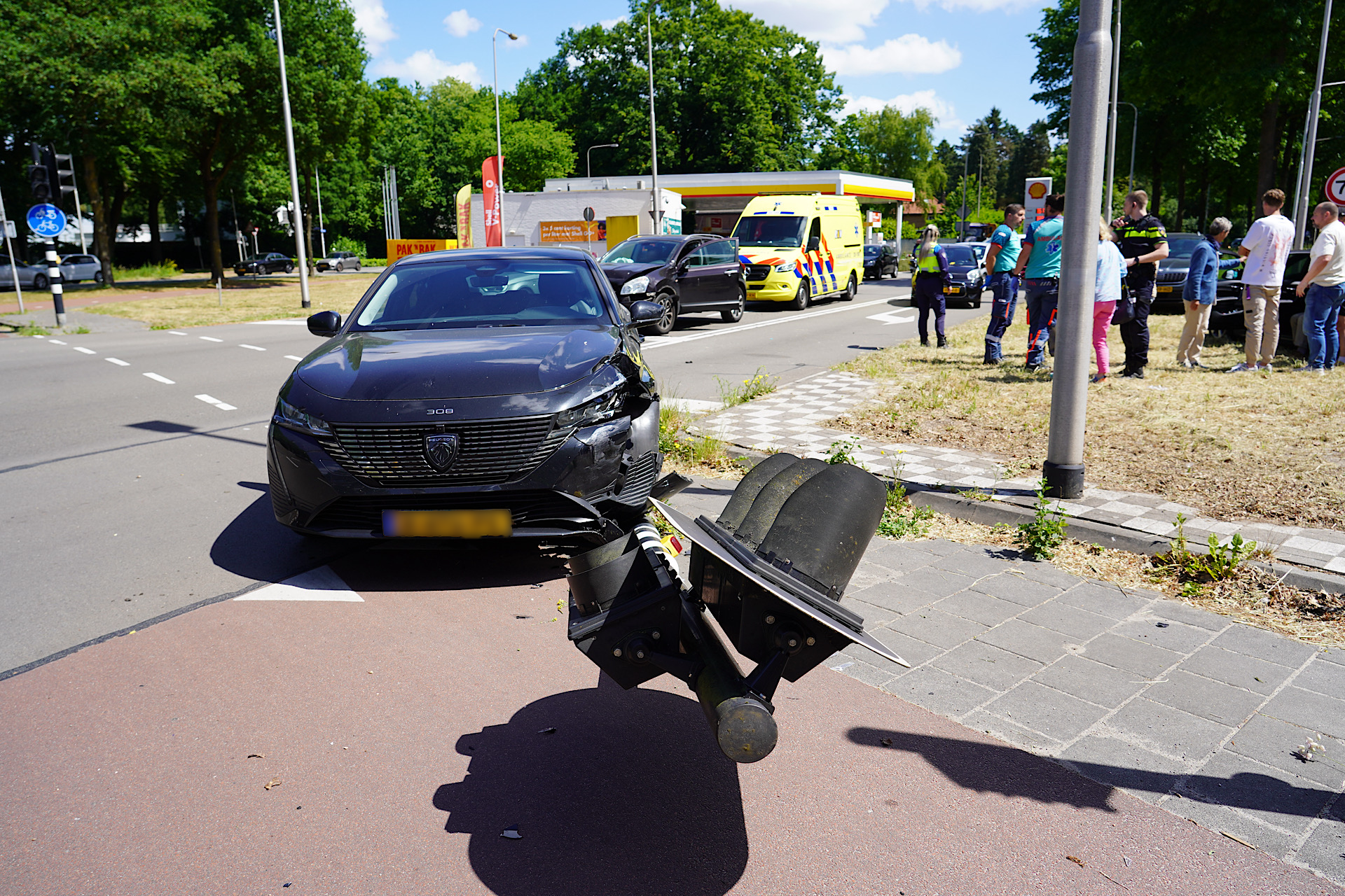Drie auto’s betrokken bij kop-staartbotsing, verkeerslicht omvergereden