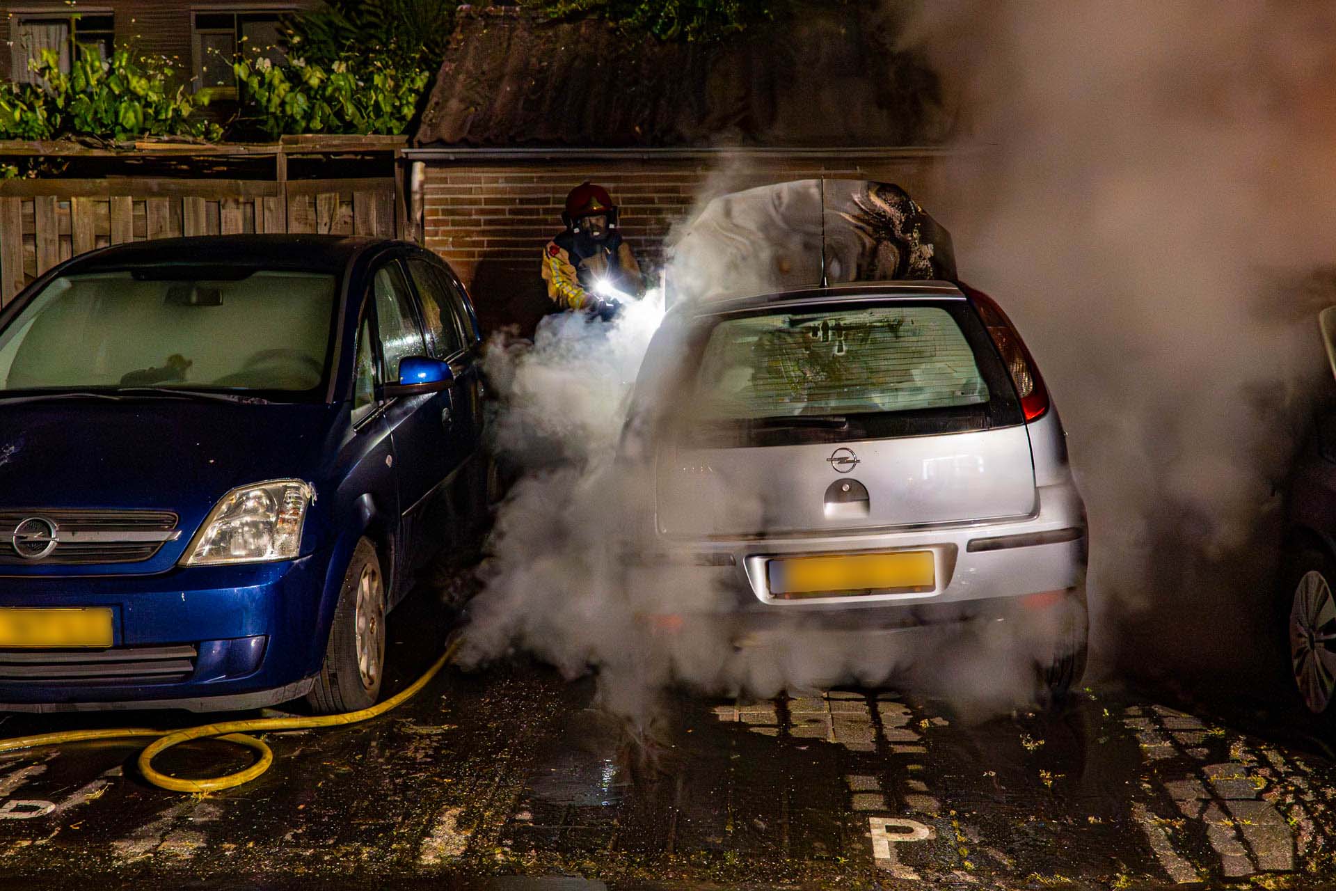 Geparkeerde auto door brand verwoest