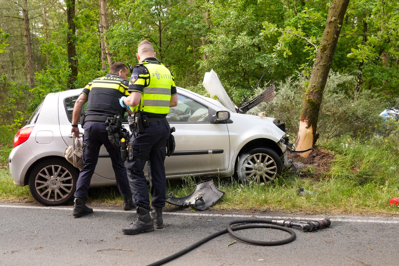 Vrouw overleden na botsing tegen boom