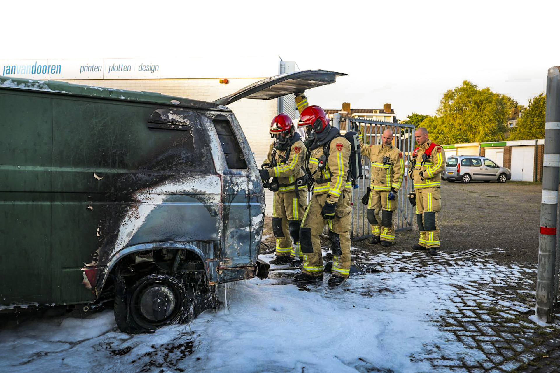 Camperbusje vliegt in brand