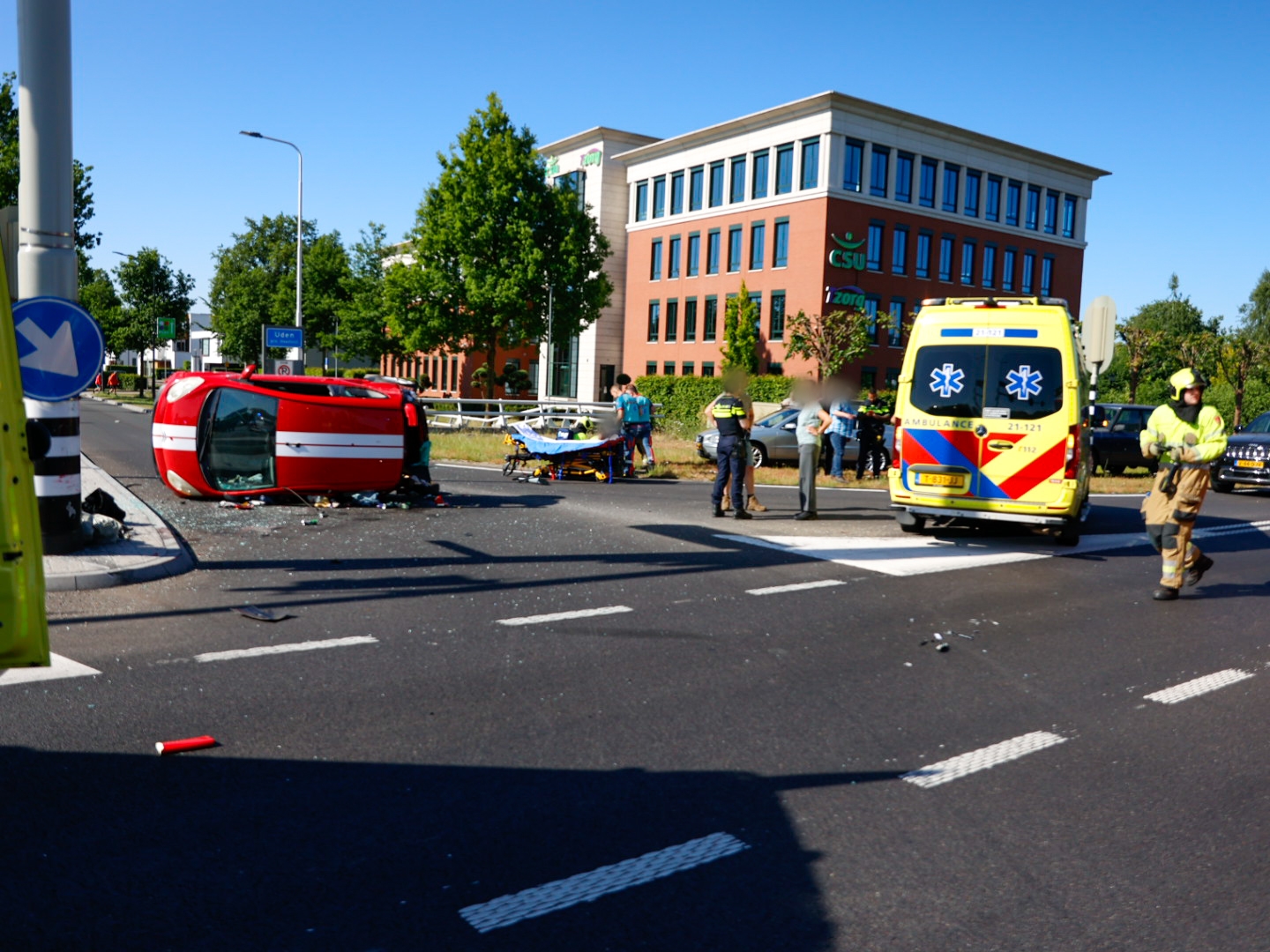 Twee kinderen en man zwaargewond bij ongeval op kruising