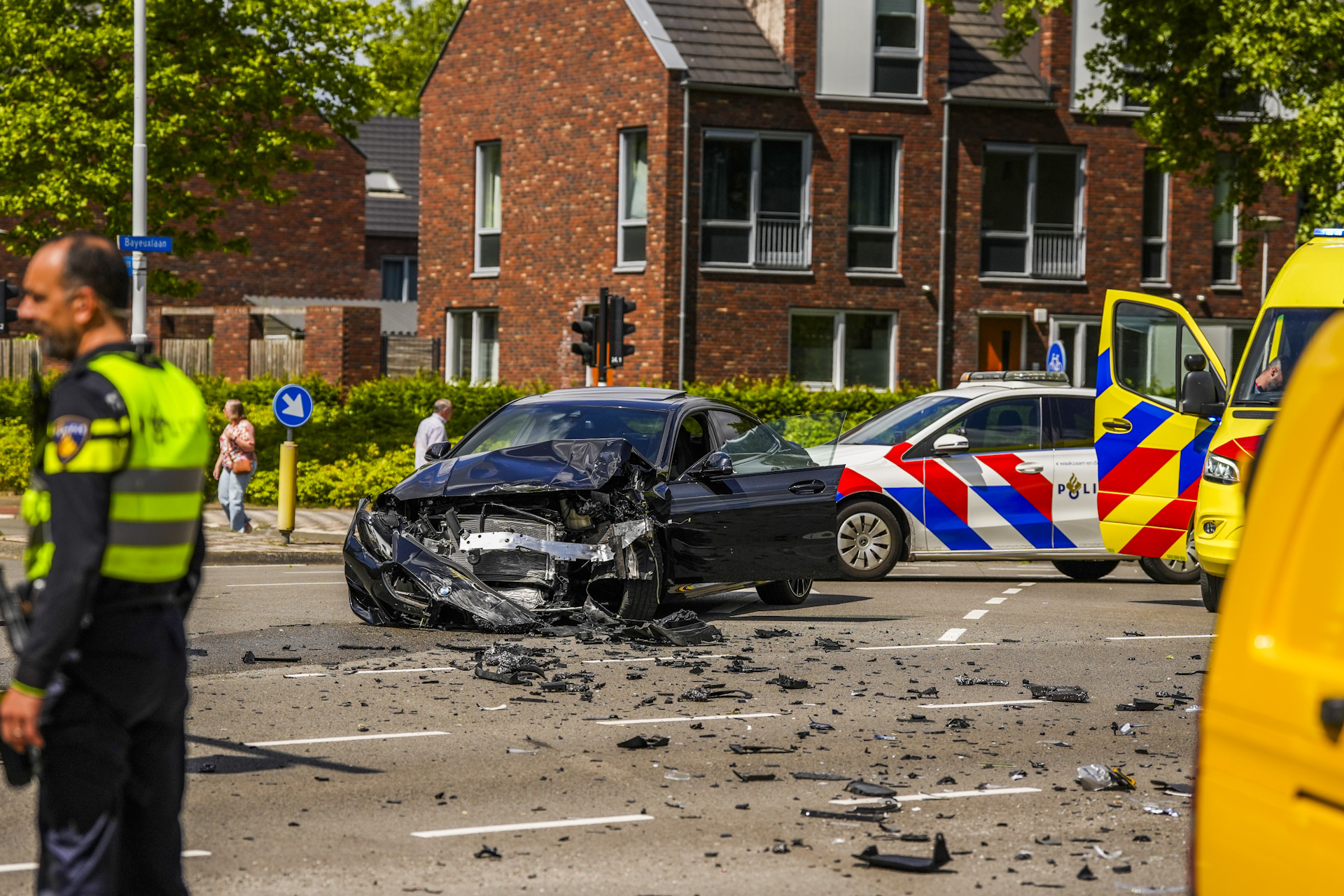 Ravage na ongeval, fietser springt net op tijd aan de kant