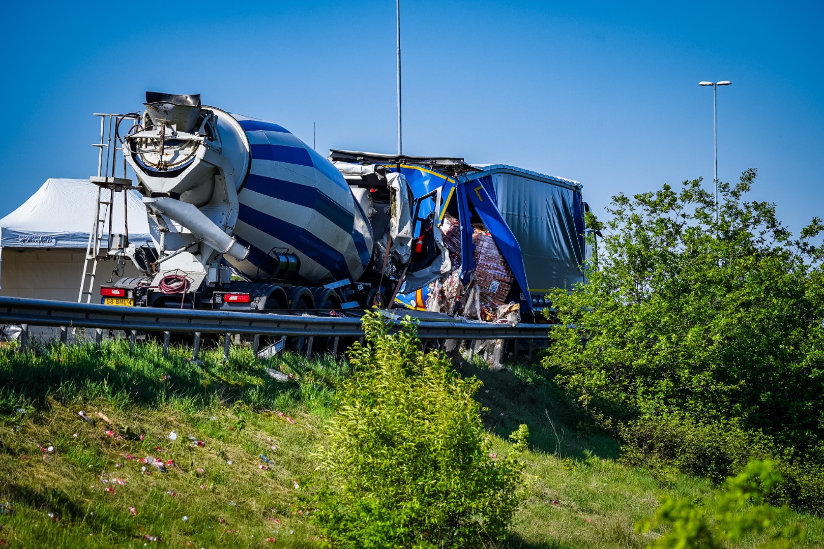 Dode bij botsing tussen twee vrachtwagens, snelweg dicht