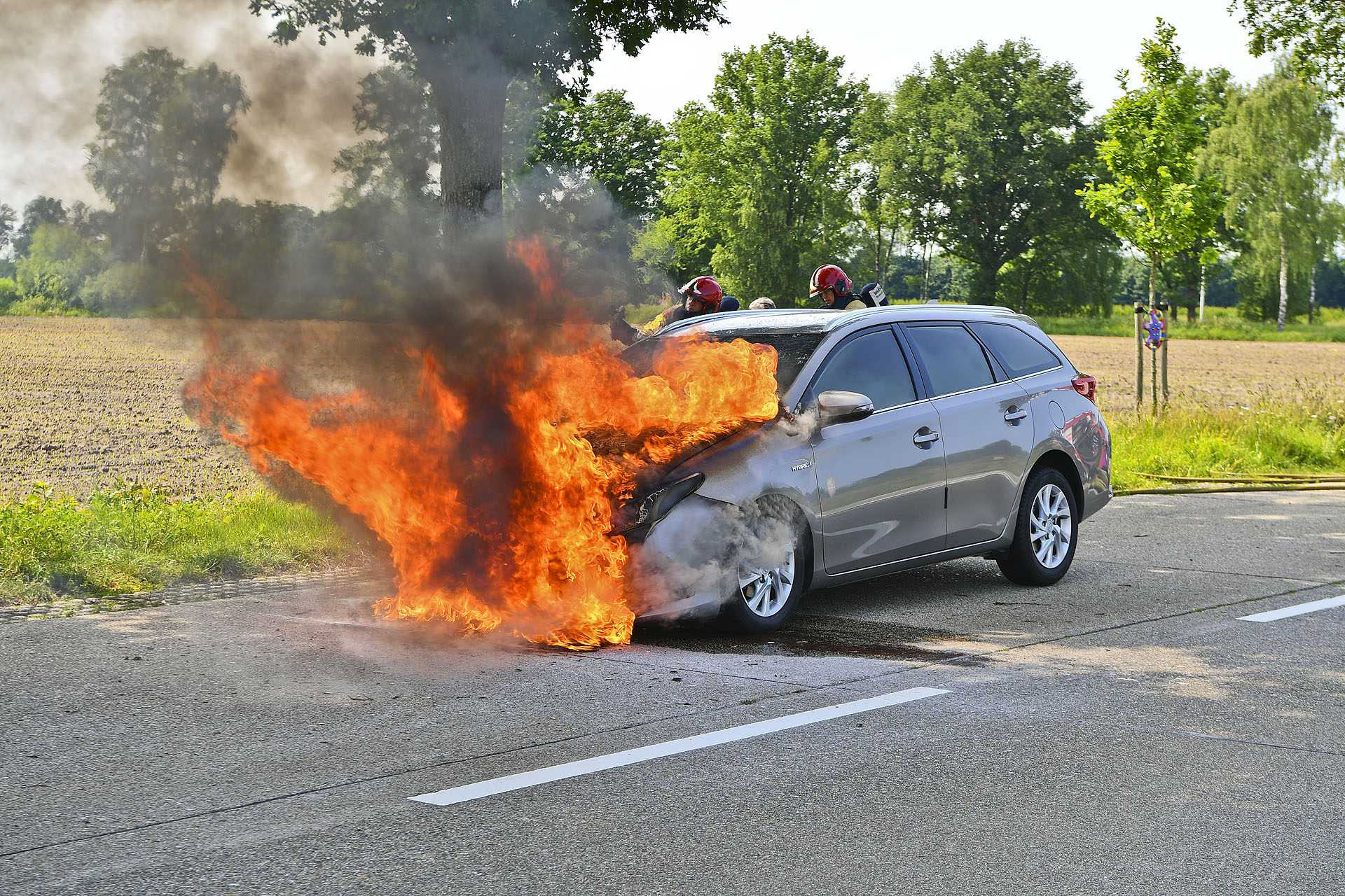 Auto vat al rijdend vlam, bestuurster komt met de schrik vrij