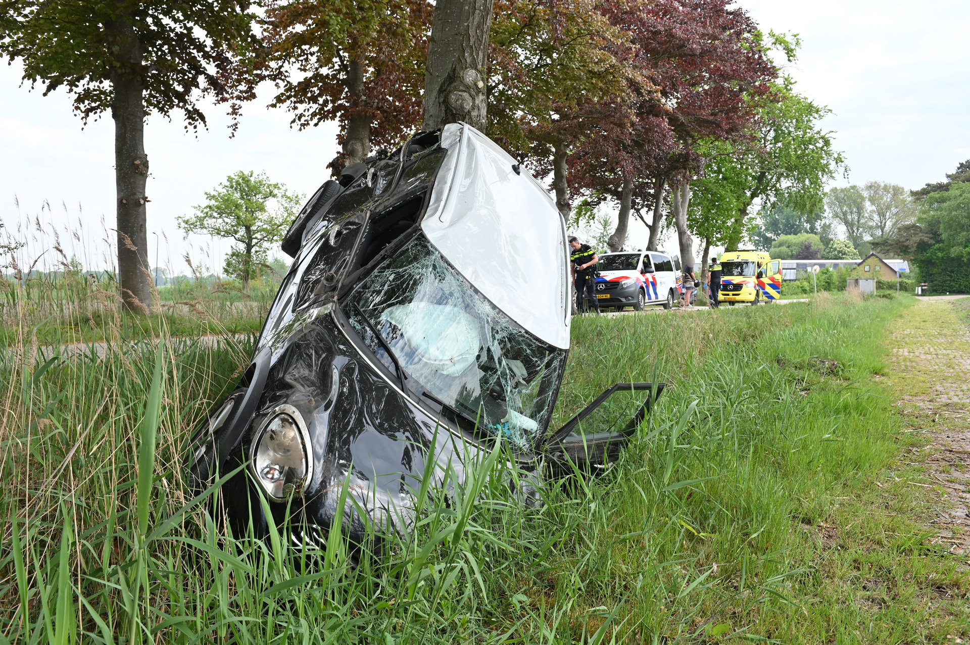 Auto belandt rechtop in sloot: bestuurder mogelijk onder invloed