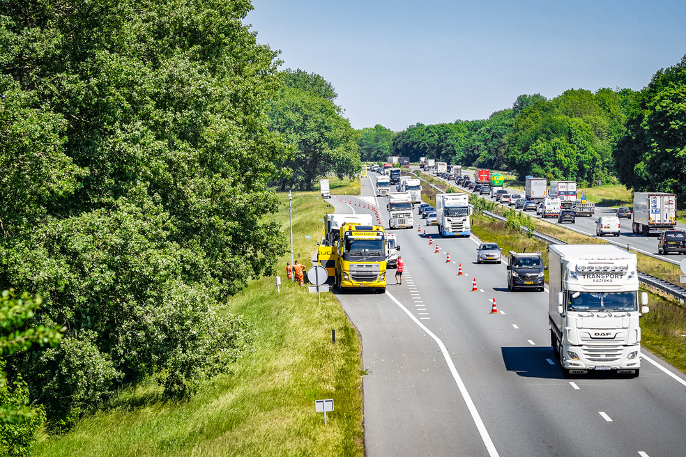 Flinke file op snelweg na vrachtwagen met pech