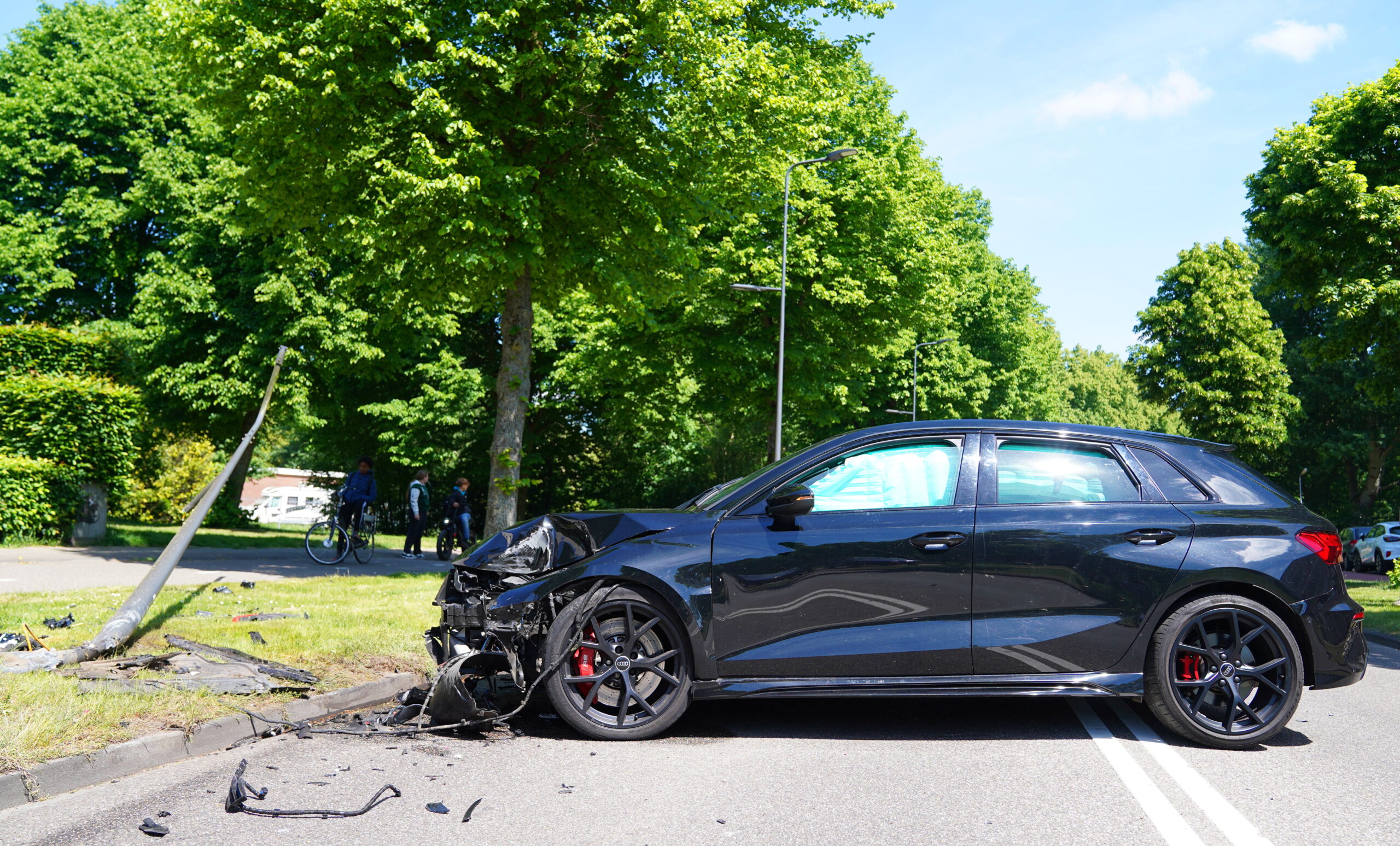 Duitse huurauto crasht tegen lantaarnpaal