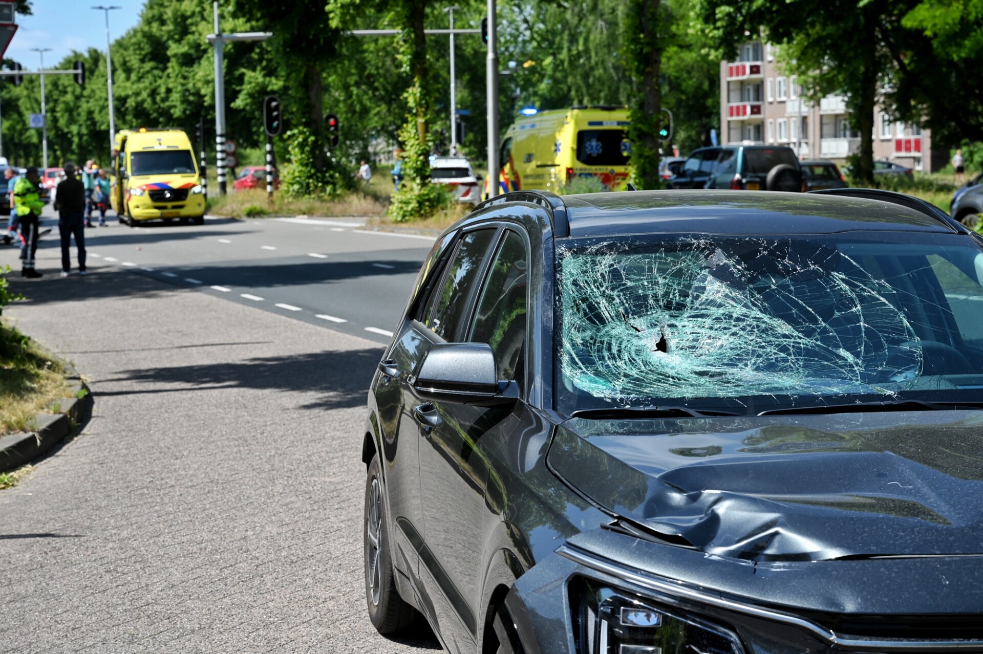 Twee fietsers ernstig gewond na aanrijding met auto bij oversteekplaats
