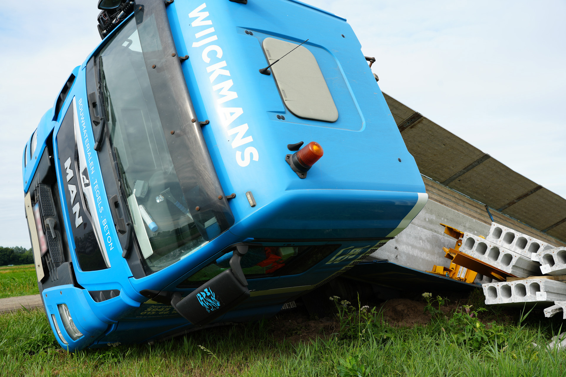 Vrachtwagen belandt in sloot, weg urenlang afgesloten