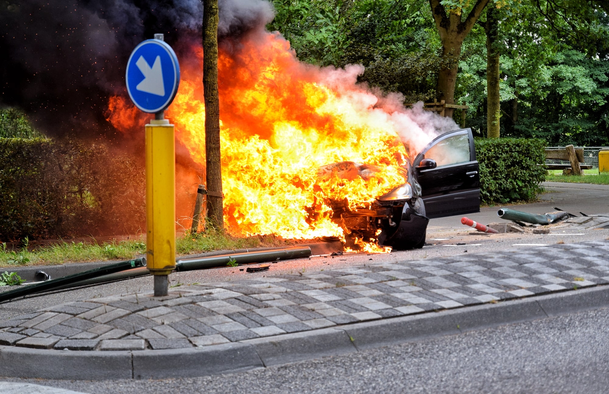 Auto crasht en vliegt in brand