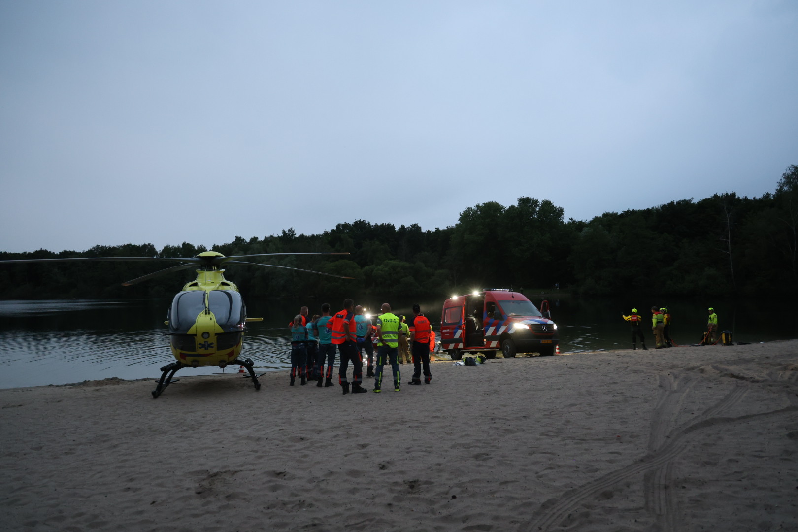 Grote zoektocht naar drenkeling, traumahelikopter geland