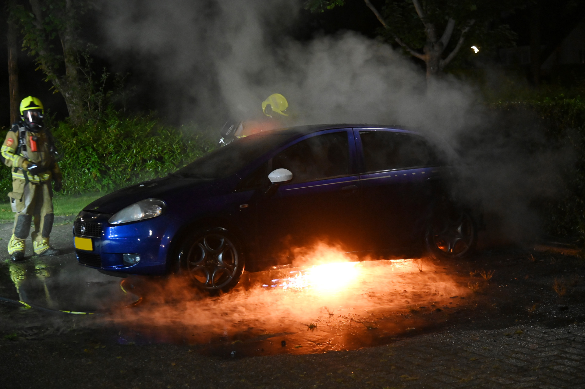 Auto en scooters door brand verwoest, politie onderzoekt oorzaak