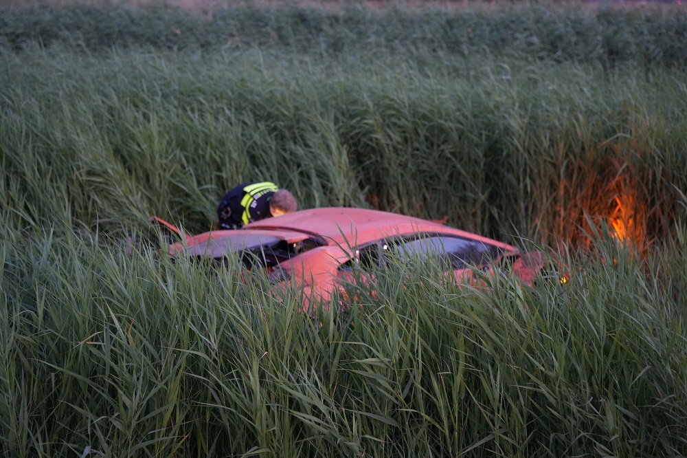 Lamborghi­ni van 350.000 euro belandt in sloot, bestuurder gewond