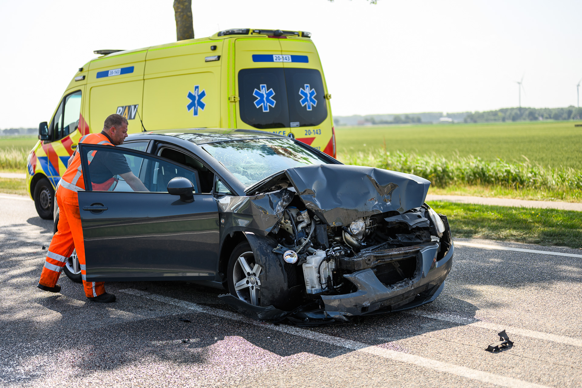 Auto botst achterop bestelbus, inzittende gewond